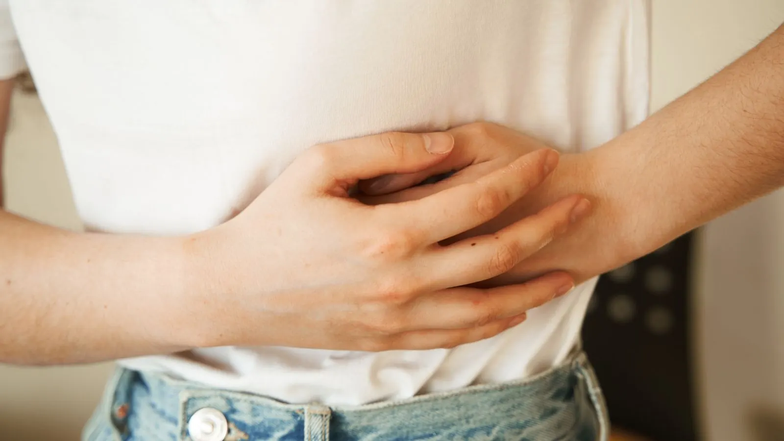 Hände ruhen auf dem Bauch