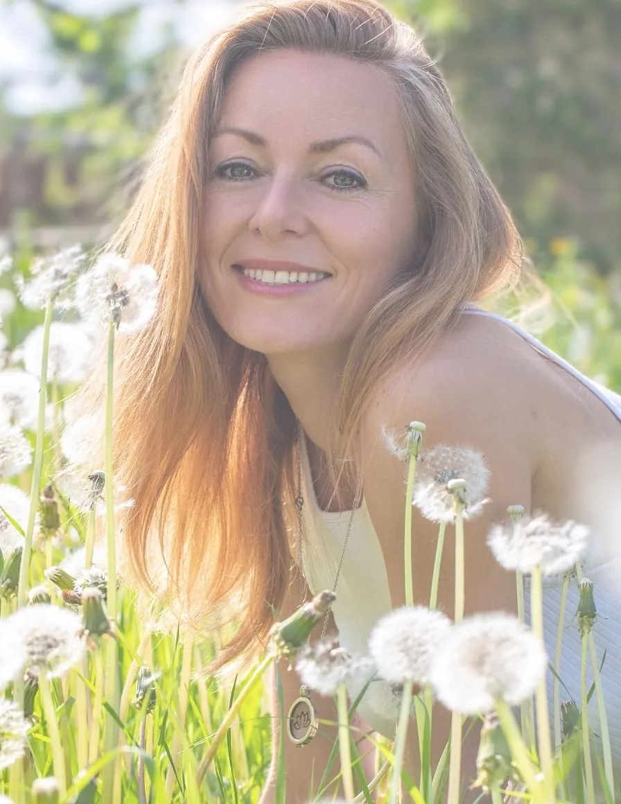 Mag. Susanne Sommer in einer Löwenzahnwiese